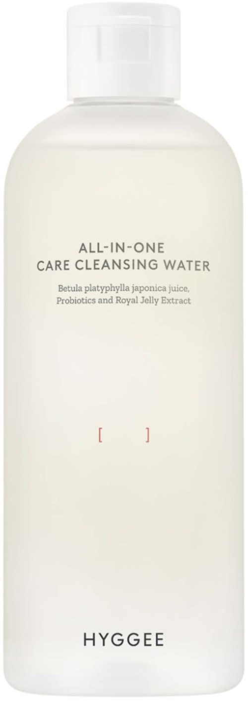 Eine weiße Flasche mit dem Etikett 'All-in-One Care Cleansing Water' und Inhaltsstoffen darunter, unten 'HYGGEE'.