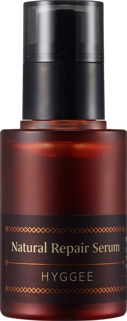 En mörkröd flaska med svart lock märkt 'Natural Repair Serum' av HYGGEE.