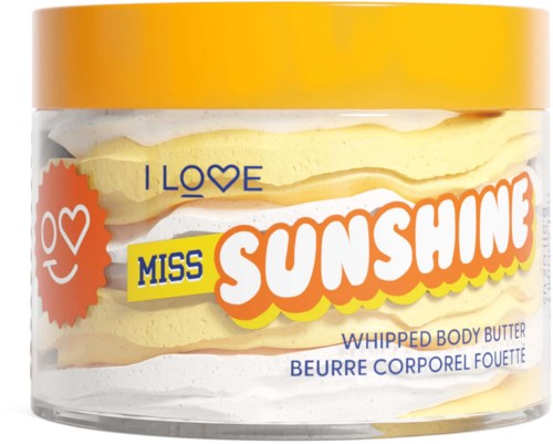 Ein transparenter Behälter mit gelbem Deckel, enthält geschlagene Körperbutter, verziert mit hellen, verspielten Etiketten und Text.