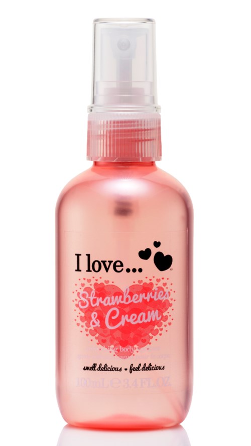 Roze sprayfles met 'I love...' en hartjes, tekst over aardbeien en room.