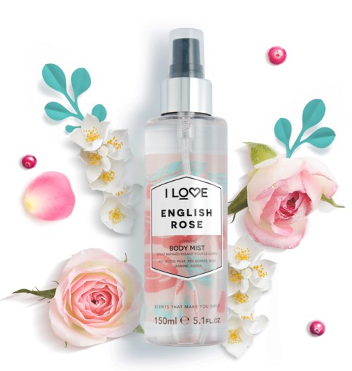 Een lichaamsnevelfles met label 'English Rose' omgeven door roze rozen, witte bloemen en kleine roze kralen.