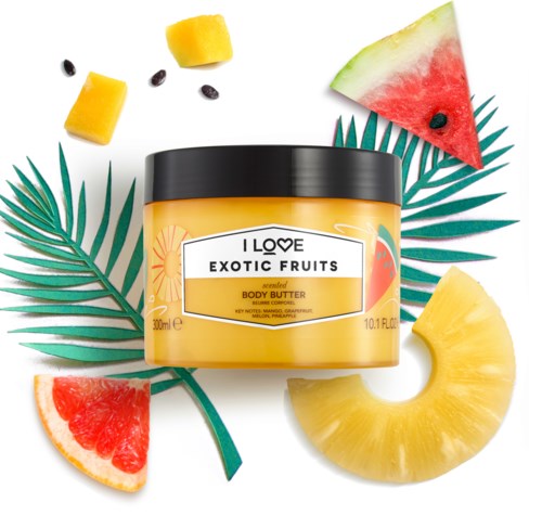 Een gele bodoblokpot omgeven door watermeloen, ananas, palmbomen en kleine fruitstukjes.