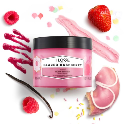 Rosa Behälter für Body Butter mit Himbeerduft, umgeben von Erdbeeren, Himbeeren, pinkem Marshmallow und bunten Streuseln.
