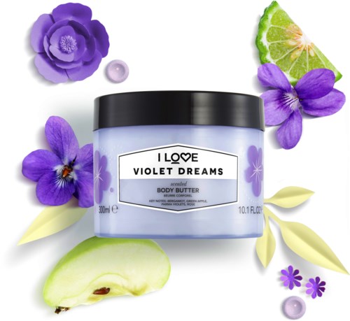 Lila Blumen, Limette, Gurke und Body-Butter-Behälter künstlerisch angeordnet.