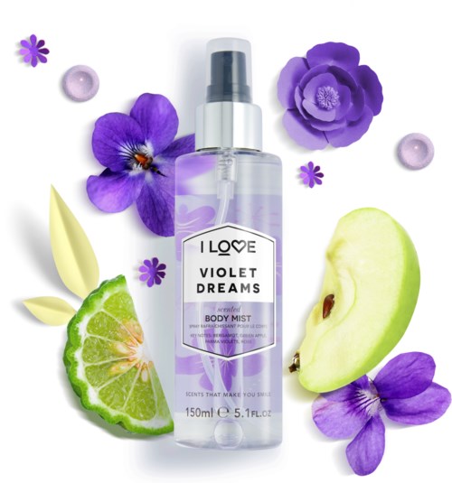 Ein violett duftender Körperspray-Flasche umgeben von Blumen, Limette und Melonenscheiben.