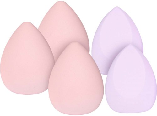 Sex makeupdukar i mjuka rosa och vita färger på vit bakgrund.