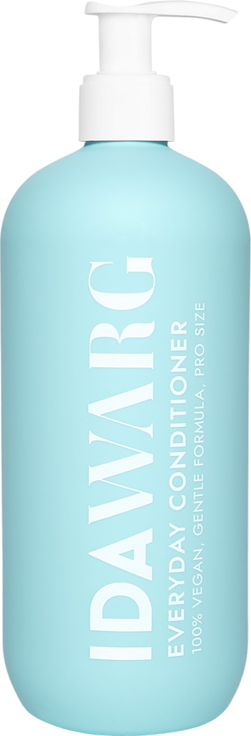Een lichtblauwe fles met witte pomp met label 'IDAMIRG Everyday Conditioner voor normaal haar.'