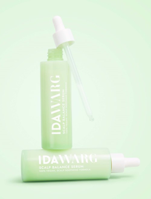 Ljusgrön flaska med IDAAVIRG hårbottenserum och pipett, etikett som anger att det är ett hårbottenbalanserande serum.