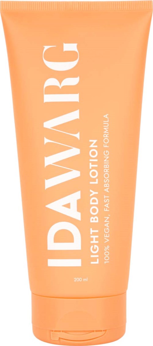 Een lichtoranje tube met 'DAY NATUR' en 'Light Body Lotion' voor 200 ml, veganistisch en snel absorberend.