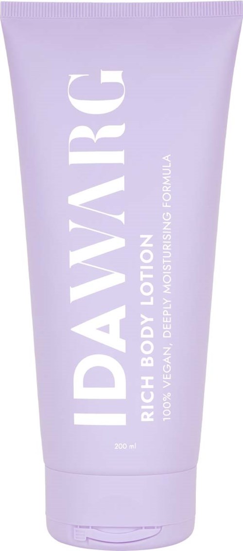 Lavendelkleurige tube met bodylotion met witte tekst, die aangeeft dat het rijk, veganistisch en diep hydraterend is.
