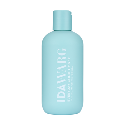 Lichtblauwe fles met dagelijkse conditioner, witte tekst en eenvoudig ontwerp.