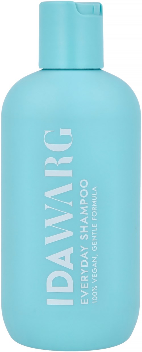 Een lichtblauwe fles met 'IDAVARIC' en 'Everyday Shampoo' en benoemt veganistische, milde formule.