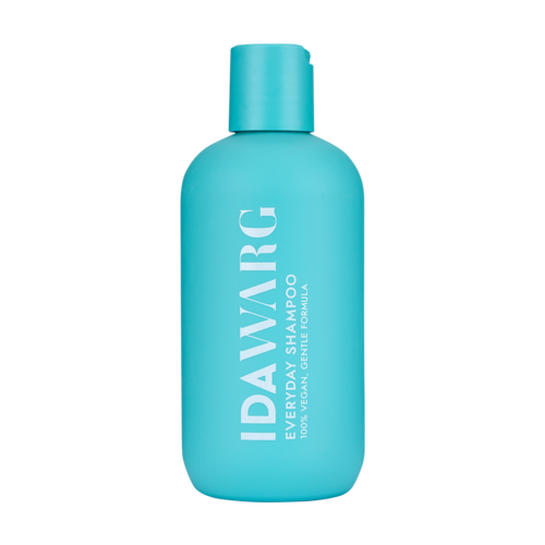 Een blauwe fles IDSAVRIG dagelijks shampoo, rechtopstaand.
