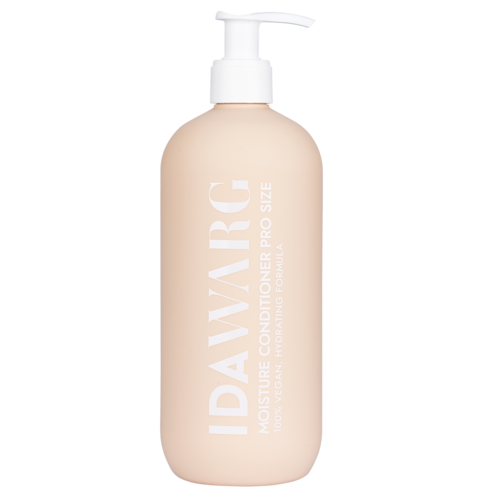 Een beige fles met een pomp en tekst over haarverzorging. Het label zegt "IDAVARIC MOISTURE CONDITIONER PRO SIZE."