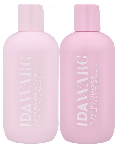 Zwei pinke Flaschen mit Haarpflegeprodukten, gekennzeichnet 'IDAWAG', einmal Conditioner und einmal Shampoo.