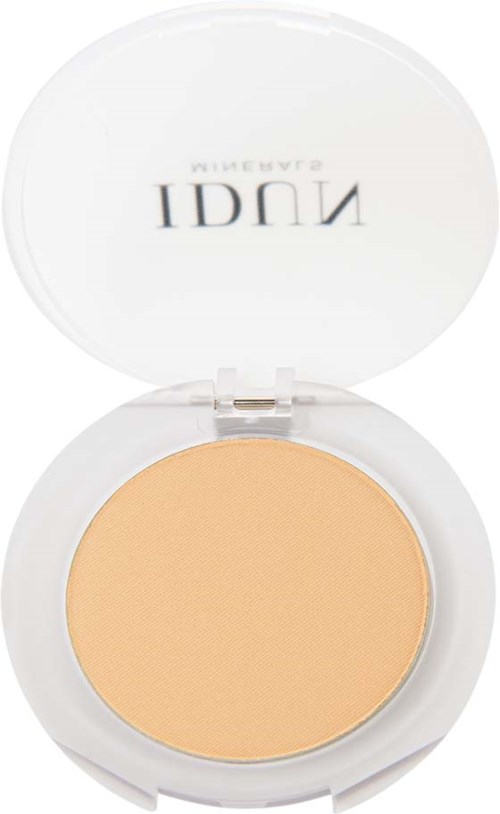 Ein kleiner Compact mit beigem Puder, offene weiße Deckel mit schwarzem Text, wahrscheinlich für Make-up.