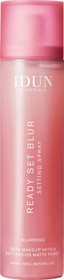 Rosa flaska med IDUN Minerals Ready Set Blur setting spray med vitt text och rosa lock.