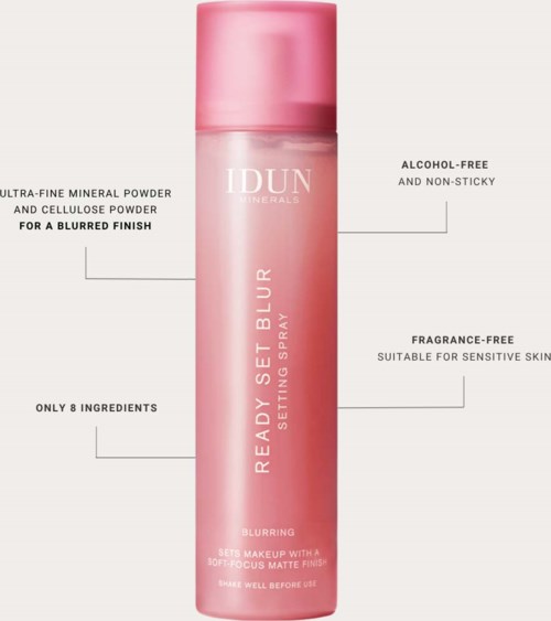 Rosa settingspray i en lång flaska med vit text, som framhäver funktioner som mineralpulver, alkoholfritt och skonsamt för känslig hud.