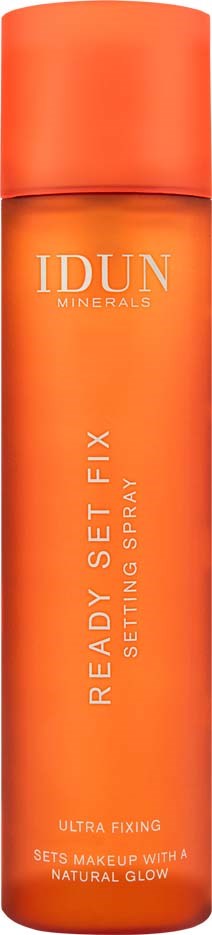 Eine orangefarbene Flasche mit der Aufschrift IDUN MINERALS Ready Set Fix, ein Make-up-Setzerspray, mit Deckel und einfachem Text.