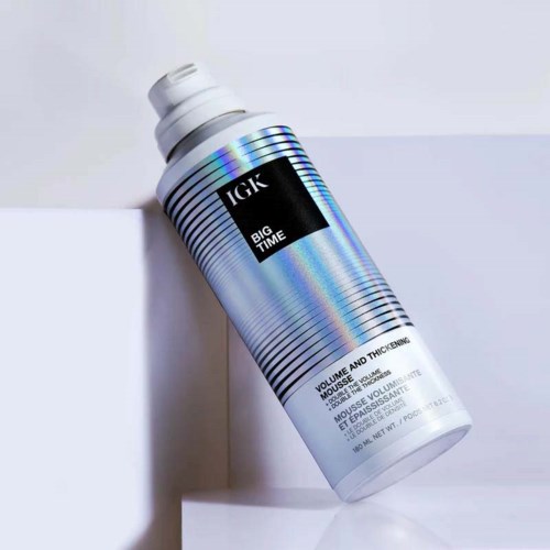 Eine weiße Flasche mit schwarzen und blauen Linien, gekennzeichnet mit IGK Big Time, lehnt an eine weiße Oberfläche.
