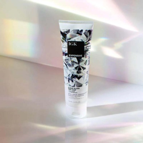Eine Tube Hautpflegecreme mit der Bezeichnung IGK Expensive Clear Gloss, mit diamantartigem Design auf der Verpackung.