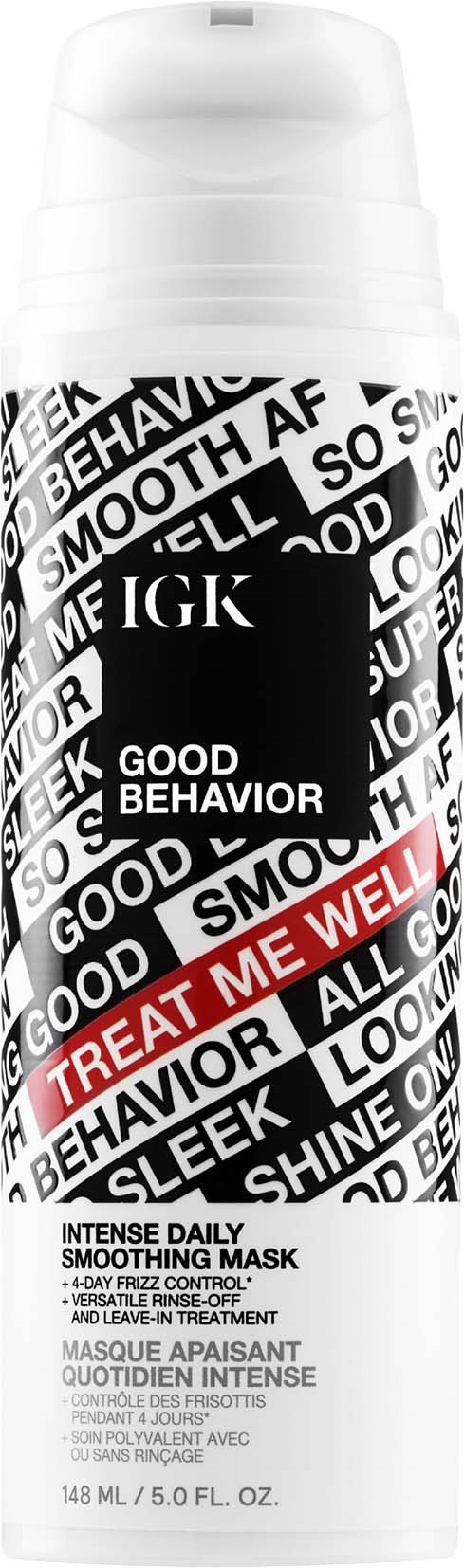 Een wit flesje met zwarte, rode en witte tekstlabels, promote een dagelijkse gladmakende masker voor goed gedrag.