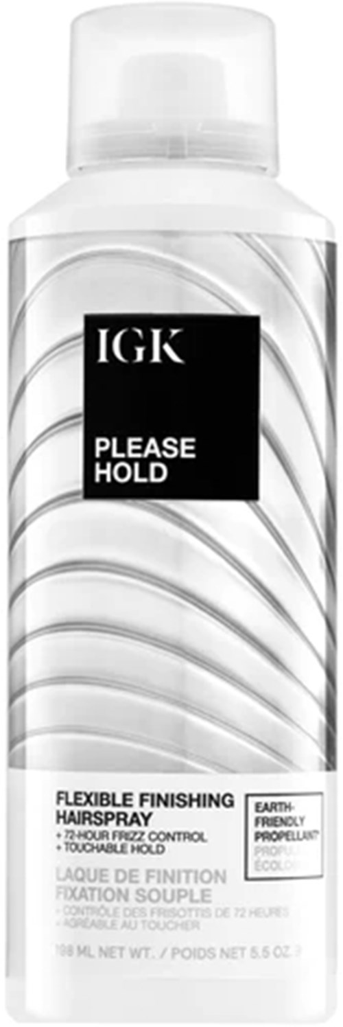 Een doorzichtige plastic fles met een zwart-witte label waarop "IGK Please Hold" staat, voor haar spray.