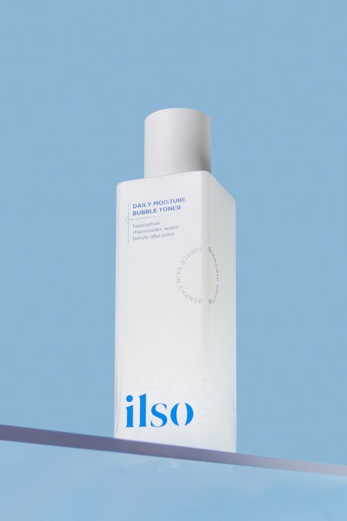Een witte fles met huidverzorgingsproduct genaamd 'also' met blauwe achtergrond.