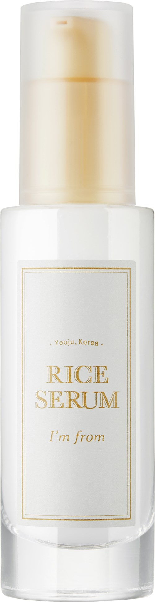 Een witte fles met een gouden dop met de tekst 'Rice Serum' en 'I'm from' in gouden letters.