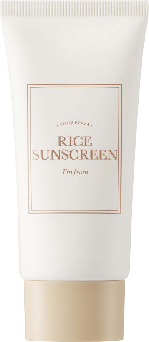 Een witte tube met gouden dop en eenvoudige label met tekst 'RICE SUNSCREEN' en 'I'm from'.