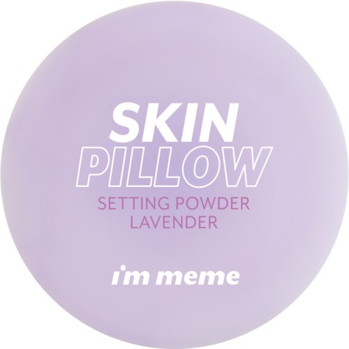 Een ronde lavendelkleurige container met 'Skin Pillow' en tekst over setting powder en lavendeldruif.