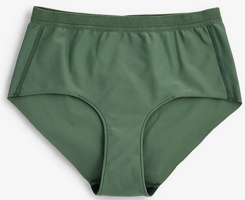 Grön underklänning med ett mjukt midjeband, enkel design och ren söm.