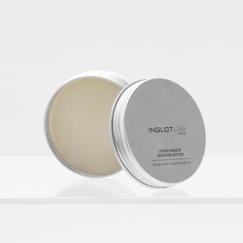 En rund silverburk med avtagbart lock, märkt Caring Makeup Removing Butter av Inglot Lab, öppen för att visa smöret.