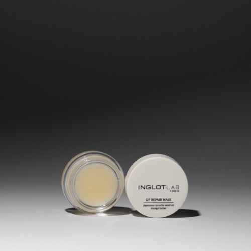 Liten behållare med lock, märkt 'Inglot Lab Lip Repair Mask', innehåller ingredienser som mango smör och japansk kameliafrö.
