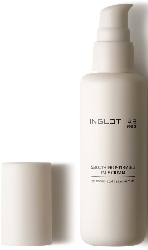 Vit flaska med pump och grå text, märkt INGLOT LAB smoothing and firming face cream.