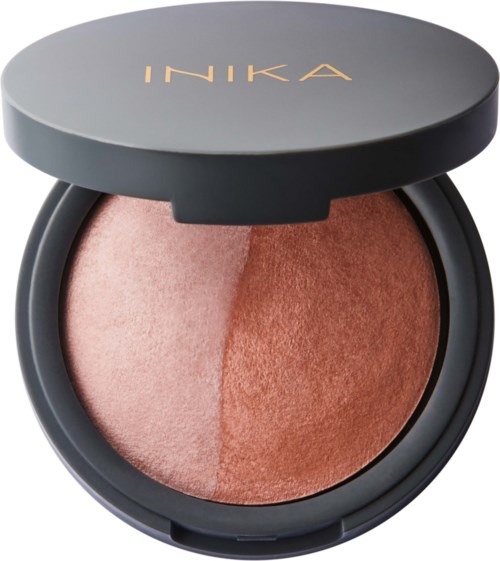 En kompaktdose med to nyanser av blush, dekket av et svart lokk med gullfarget 'INIKA'-logo.