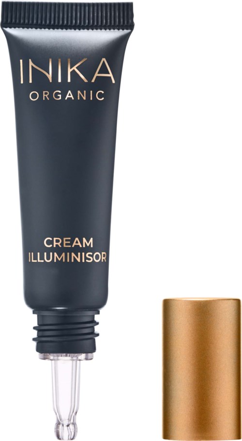 En mørk tube merket 'INIKA ORGANIC CREAM ILLUMINATOR' med en gullfarget kork ved siden av.