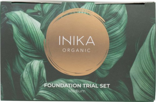 Vihreitä lehtiä taustalla, ympyräinen beige etiketti, jossa lukee INIKA ORGANIC, Foundation Trial Set, Medium.