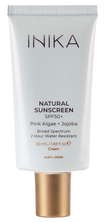 En hvit tuben av INIKA naturlig solkrem med SPF50+ nevner rosa alger, jojoba og bredspektret beskyttelse.