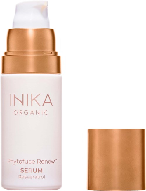 En vit flaska med guldpump och lock, märkt INIKA Organic Phytofuse Renew Serum.