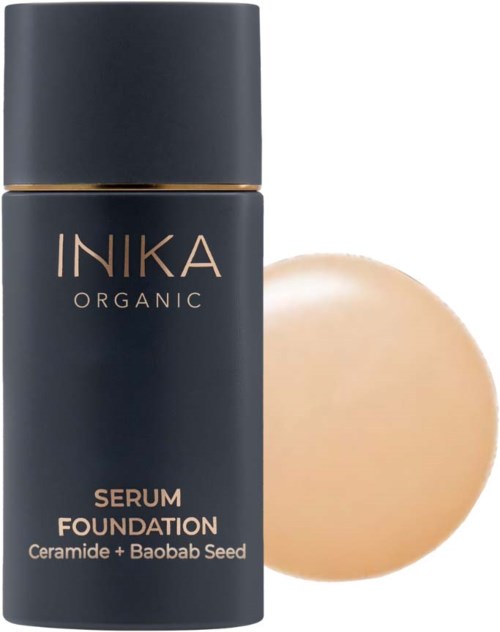 Musta pullo INIKA Organic -seerumipohjustuksesta, jonka vieressä on pyöreä, vaaleankermainen kohta.