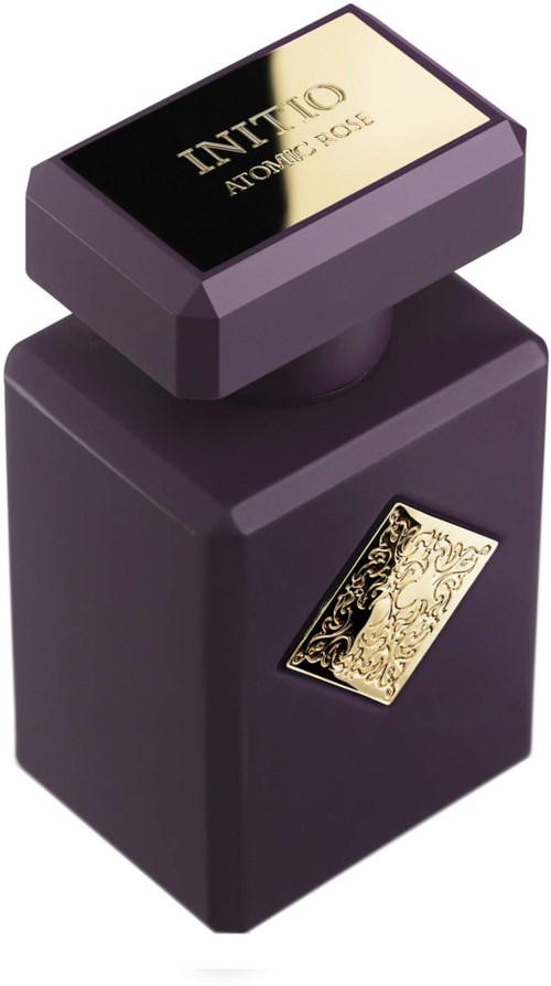 Eine lila Parfümflasche mit goldenen Akzenten und schwarzem Deckel, auf dem 'INTIYO' und 'ATOMIC ROSE' steht.