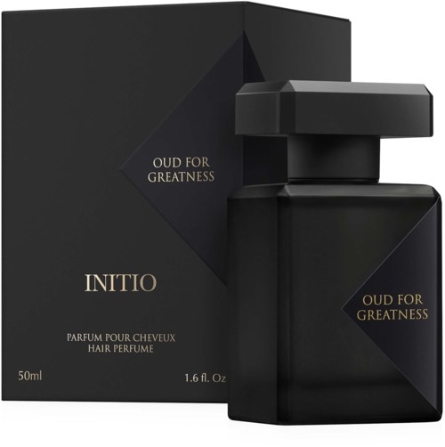 Eine schwarze Parfüfflasche mit geometrischer Form und passender Verpackung, beschriftet "INITIO" und "OUD FOR GREATNESS."