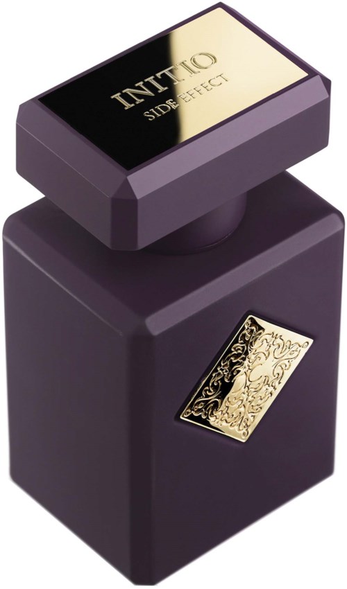 Eine violette Nagellackflasche mit goldener Aufschrift und schwarzem Deckel, beschriftet "INIFINIO SIDE EFFECT".