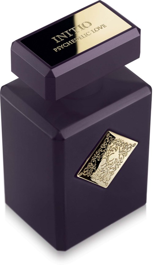 Eine schwarze Flasche mit rechteckigem Etikett oben und dekorativem goldfarbenem Etikett auf der Vorderseite.