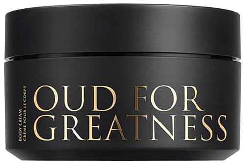 Ein schwarzer Behälter mit goldener Aufschrift "Oud for Greatness" für Körpercreme.