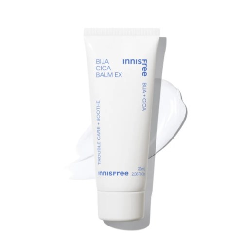 Een witte tube van Innisfree Bija Cica Balm EX met blauwe tekst, geplaatst op een witte ondergrond.