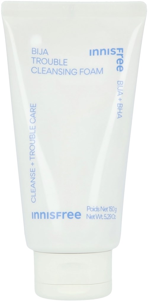 Witte tube van Innisfree Bija Trouble Cleansing Foam met blauwe tekst. Het is een huidverzorgingsproduct voor probleemhuid.