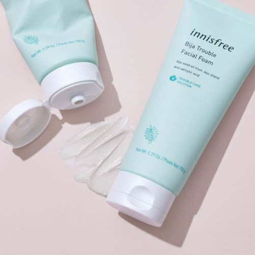 Twee lichtblauwe tubes van Innisfree gezichtsfoam, één open met schuim. Eenvoudige verpakking, minimalistisch design, duidelijke productnaam.