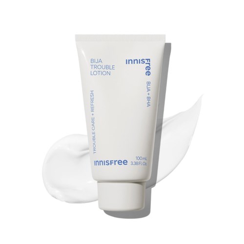 Een witte tube huidverzorgingscrème met blauwe tekst, gemarkeerd als trouble relief lotion, naast een toefje crème.